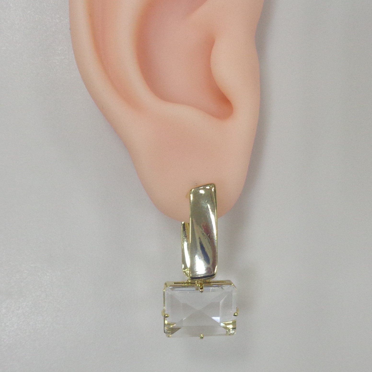 Серьги из бижутерного сплава желтого цвета; вставки 2 Ювелирное стекло бесцв.; Силикон;